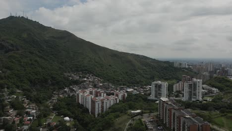 Vista-Aérea-Del-Barrio-De-Aguacatal-En-Cali,-Colombia-Con-Drones