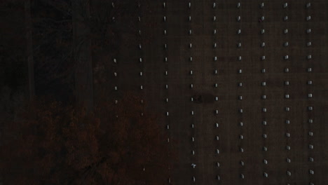 Von-Oben-Nach-Unten-Luftaufnahmen-Von-Grabsteingräbern-Auf-Friedhöfen-In-Reihen,-USA,-Herbst
