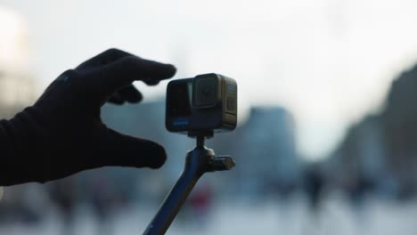 Behandschuhte-Hand-Schaltet-Die-Actionkamera-GoPro-Hero-12-Ein,-Outdoor-Reise-Vlog-Konzept