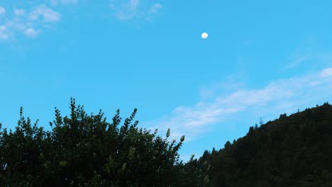 Mystische-Dämmerung:-Der-Mond-Ziert-Den-Sonnenuntergangshimmel-In-Faszinierenden-Stockvideos