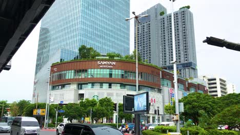 Samyan-Mitrtown-shopping-mall,-one-of-the-famous-malls-for-food,-connects-with-the-MRT-subway-at-Samyan-station