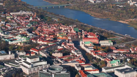 Aerial-shot-towards-The-Royal-Castle-in-Warsaw