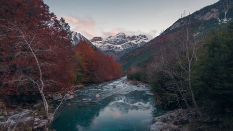 Zeitraffer-Des-Sonnenuntergangs-Im-Bujaruelo-Tal-Mit-Schneebedeckten-Hohen-Gipfeln,-Farbenfrohen-Herbstbäumen-Und-Unberührten-Blauen-Pyrenäen-Flussbergen