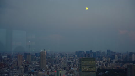 Mond-über-Tokio,-Japan,-Während-Die-Nacht-über-Dem-Städtischen-Vorort-Shinjuku-Hereinbricht