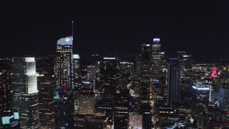 Wolkenkratzer-In-Der-Innenstadt-Von-Los-Angeles,-Kalifornien,-Bei-Nacht,-Luftaufnahme-Von-Türmen-Und-Straßen-In-Lichtern