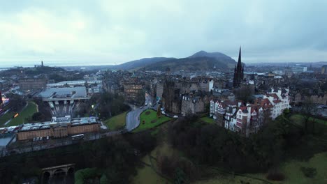 Edinburgh-Old-Town,-4K-Drone-cityscape