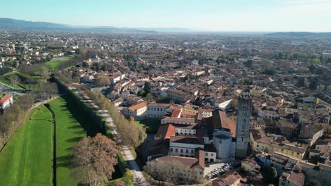 Drohnenaufnahme-Der-Stadt-Lucca-Und-Der-Stadtmauern-Von-Lucca-In-Italien