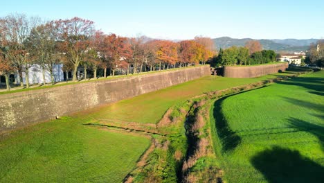 Drone-shot-of-famous-Lucca-walls-in-Tuscany,-Italy