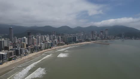 Aerial-Vídeo-of-Itapema-Beach,-on-the-coast-of-Santa-Catarina-State,-in-South-Brazil