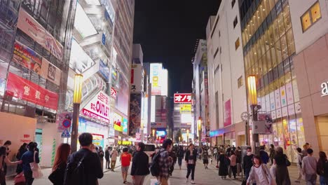 Vista-En-Cámara-Lenta-De-La-Noche-En-El-Centro-De-Entretenimiento-Anime-Y-Otaku-De-Tokio