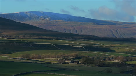 Luftaufnahme-Der-Yorkshire-Dales-Landschaft-Mit-Der-Whirnside-Im-Hintergrund