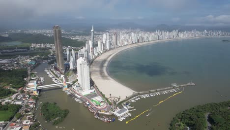 Aerial-Vídeo-of-Balneario-Camboriu-Beach,-on-the-coast-of-Santa-Catarina-State,-in-South-Brazil
