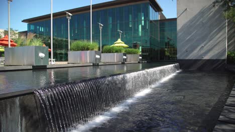 Whitby-Public-Library-In-Kanada-Mit-Kaskadierendem-Wasserfall-über-Architektonischem-Design-An-Einem-Sommertag