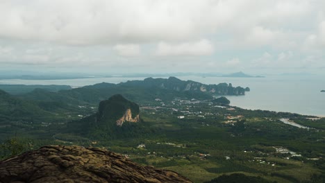 Üppige-Küstenregion-Mit-Markanten-Felsformationen-Und-Bewölktem-Himmel,-Krabi,-Thailand
