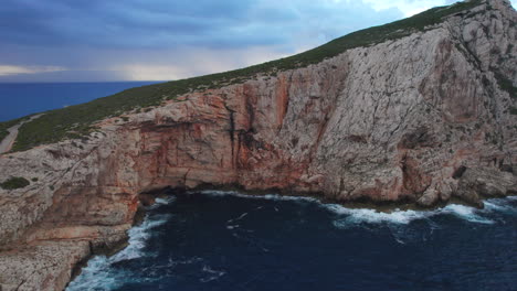 Luftaufnahme-Im-Orbit-über-Der-Insel-Foradada-In-Kap-Caccia,-Sardinien-Bei-Sonnenuntergang