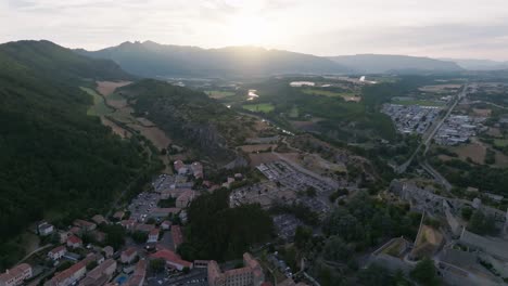 Eine-Langsame-Filmische-Einspielung-Der-Zitadelle-Von-Sisteeron-In-Sisteron,-Frankreich
