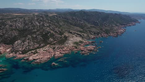 Seitliche-Luftaufnahmen-Mit-Panoramablick-Auf-Die-Insel-Sardinien-In-Italien-Während-Der-Abenddämmerung-Im-Sommer