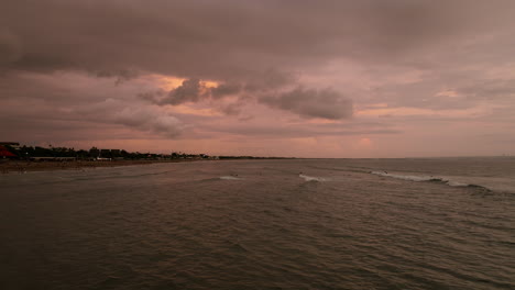 Playa-En-Canggu,-Bali-Con-Surfistas-Al-Atardecer---Disparo-De-Drone