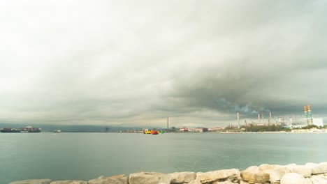 Industrieschiff-Und-Räucherfabrik-In-Der-Nähe-Des-Hafens-Von-Gibraltar,-Zeitrafferansicht