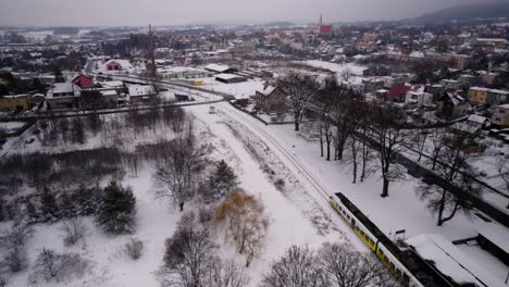 Züge-Fahren-Im-Winter-In-Sobotka,-Polen