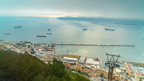 Nubes-Grises-Que-Fluyen-Sobre-El-Puerto-De-Gibraltar,-Vista-De-Lapso-De-Tiempo-Desde-Arriba