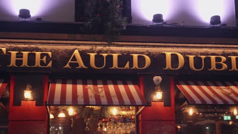 The-Auld-Dubliner-Bar-Sign-At-Night-In-Temple-Bar-Area-Of-Dublin,-Ireland