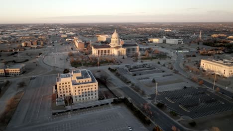 Edificio-Del-Capitolio-Del-Estado-De-Oklahoma-En-La-Ciudad-De-Oklahoma,-Oklahoma-Con-Video-De-Drones-Moviéndose-En-ángulo-De-Cerca