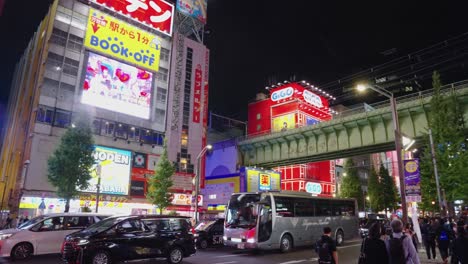 Enthüllung-Der-Elektrischen-Stadt-Akihabara-Bei-Nacht,-Schwenk-Von-Werbung-Und-Leuchtreklamen-Auf-Straßen