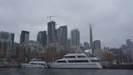 Yachten-Am-Hafen-Im-Vordergrund-Der-Skyline-Des-Wolkigen-Toronto
