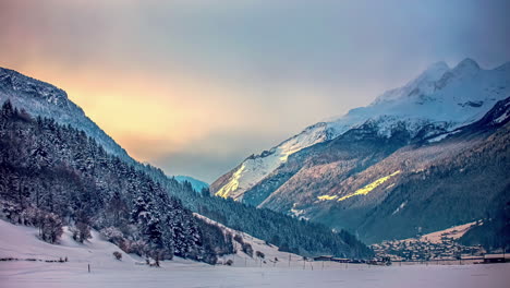 Wunderschöner-Panorama-Zeitraffer-Von-Wolken-über-Schneebedeckten-Bergen