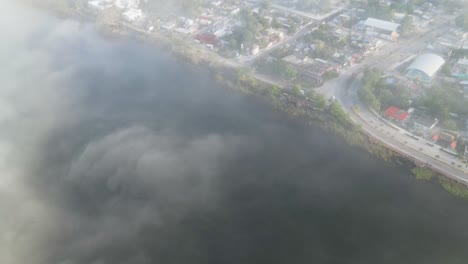Eine-Neblige-Und-Wolkige-Luftaufnahme-Einer-Stadt-Am-Rande-Der-Stadt-Tulum,-Mexiko