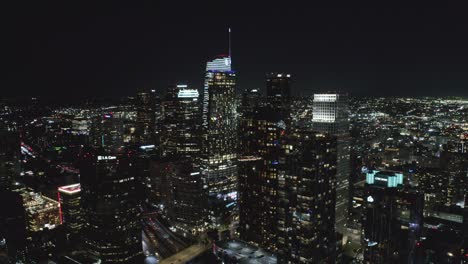 Die-Wolkenkratzer-Der-Innenstadt-Von-Los-Angeles,-USA-Und-Des-Finanzviertels-Bei-Nacht,-Drohnen-Luftaufnahme