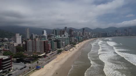 Luftvideo-Vom-Strand-Von-Itapema-An-Der-Küste-Des-Bundesstaates-Santa-Catarina-Im-Süden-Brasiliens