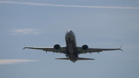 Flair-Billigflieger-Boeing-737-Max-Nach-Dem-Start-Tiefwinkelansicht-Des-Bauches