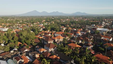 Casas-Tradicionales-Balinesas-Ubicadas-En-El-Centro-De-Ubud-Y-Volcanes-Al-Fondo