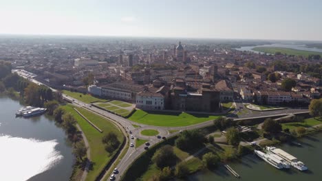 Vista-Aérea-De-Los-Edificios-Históricos-Del-Paisaje-Urbano-De-Mantua-Mantova,-Estableciendo