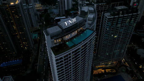 Ynh-Tower-Gebäude-Mit-Infinity-Pool-Auf-Dem-Dach-Bei-Nacht-In-Kuala-Lumpur,-Malaysia