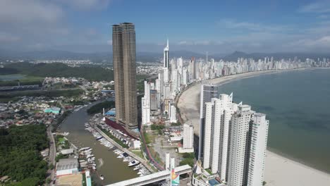Luftvideo-Vom-Strand-Balneario-Camboriu-An-Der-Küste-Des-Bundesstaates-Santa-Catarina-Im-Süden-Brasiliens