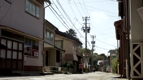 Typische-Straße-In-Der-Takayama-Straße-In-Gifu-Mit-Einheimischen,-Die-Im-Hintergrund-Vorbeigehen