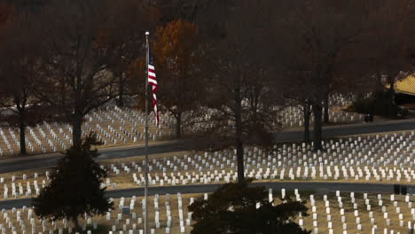 Bandera-Estadounidense-En-El-Poste-En-Medio-Del-Cementerio-Conmemorativo-En-Fayetteville,-Antena-En-Ascenso