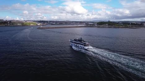 Beautiful-Luxury-Motorboat-Sailing-Into-Plymouth-Sound-Harbour-in-Devon,-Aerial-Drone-Shot