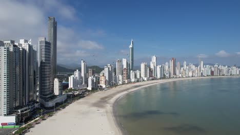 Aerial-Vídeo-of-Balneario-Camboriu-Beach,-on-the-coast-of-Santa-Catarina-State,-in-South-Brazil