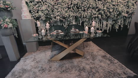 Elegante-Hochzeitstischdekoration-Mit-Floralem-Hintergrund