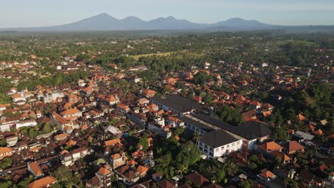 Etablierung-Der-Innenstadt-Von-Ubud-Mit-Traditionellen-Balinesischen-Häusern-Und-Vulkanen-Im-Hintergrund,-Bali,-Indonesien