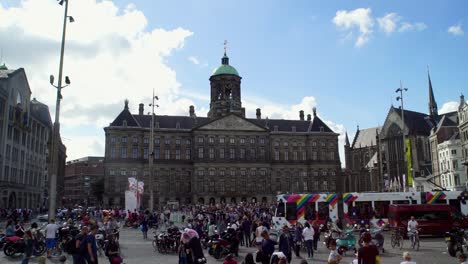 Throngs-of-People-During-the-Summer-at-the-Royal-Palace-in-Amsterdam,-Netherlands---Static-Shot