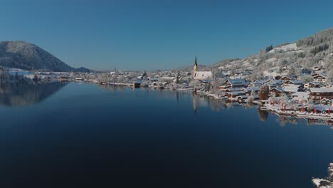 Lago-Schliersee-En-Baviera,-Alemania-En-Invierno-Con-Nieve-Blanca-Y-Agua-Azul-Oscuro