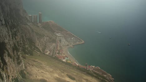 Puerto-De-Gibraltar-Desde-Lo-Alto-De-Las-Montañas,-Lapso-De-Tiempo-En-Un-Día-Nublado