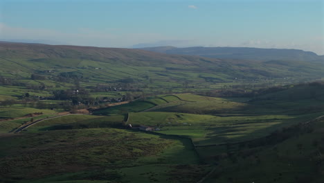 Erstellung-Einer-Luftaufnahme-Der-Yorkshire-Dales-Hills-Und-Des-Landschaftssonnenuntergangs-In-Großbritannien