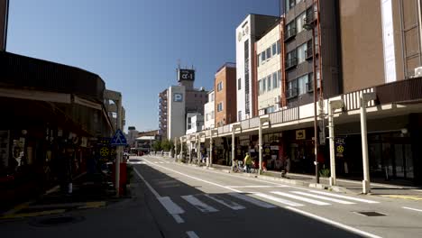 Szene-Mit-Fußgängern-Und-Autos-Entlang-Der-Nationalstraße-158-In-Der-Nähe-Der-Altstadt-Von-Takayama-In-Japan