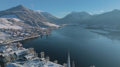 Weiße-Schneewinterlandschaft-Am-Schliersee-Mit-Bergen-Und-Dunkelblauem-Wasser